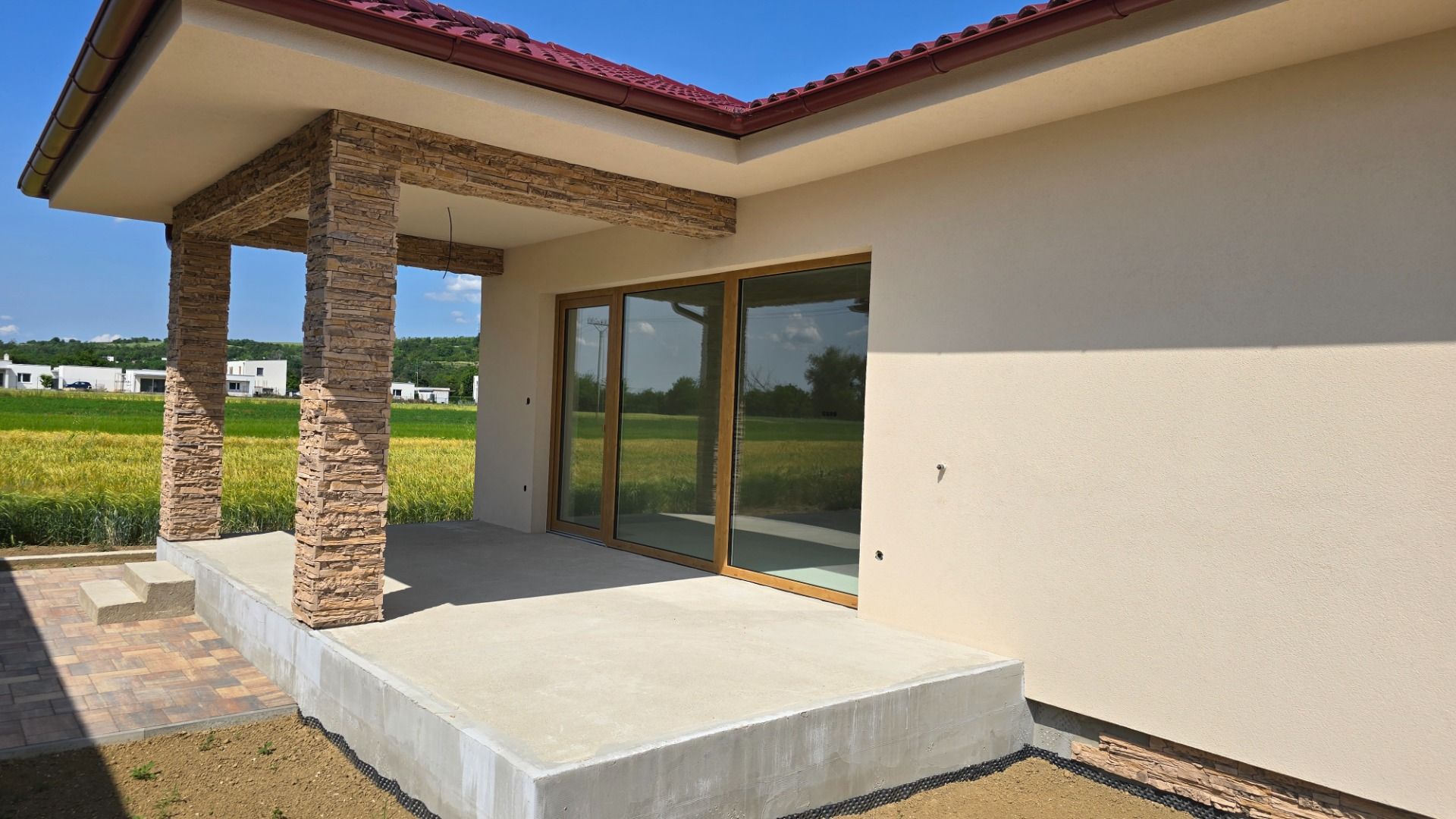 NOVOSTAVBA 4-IZBOVÉHO BUNGALOVU LEN 7 KM OD PIEŠŤAN – SOKOLOVCE